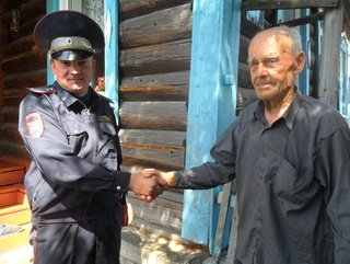 В Кемеровской области сотрудник ГИБДД помог мужчине выбраться из тонущего в реке трактора