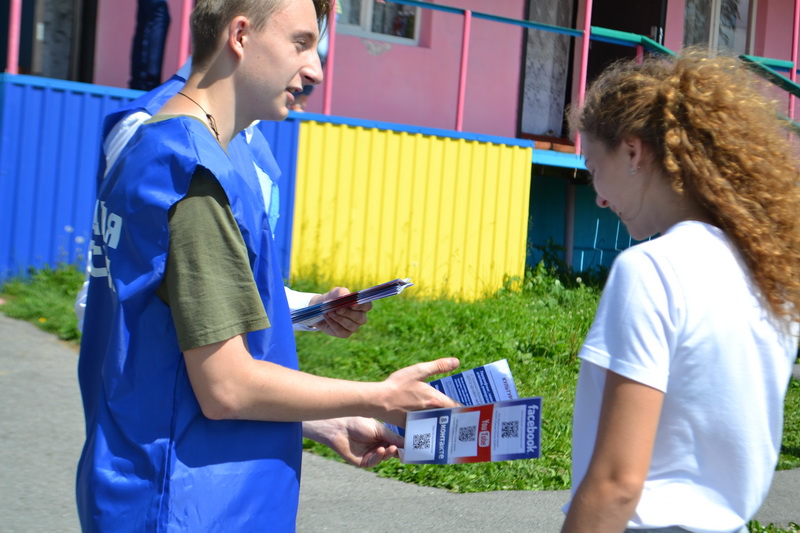 В Прокопьевске волонтеры поздравили молодых людей с Днем Молодежи