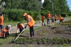 Молодежный отряд «Июньский-2» приступил к уходу за цветниками Юрги