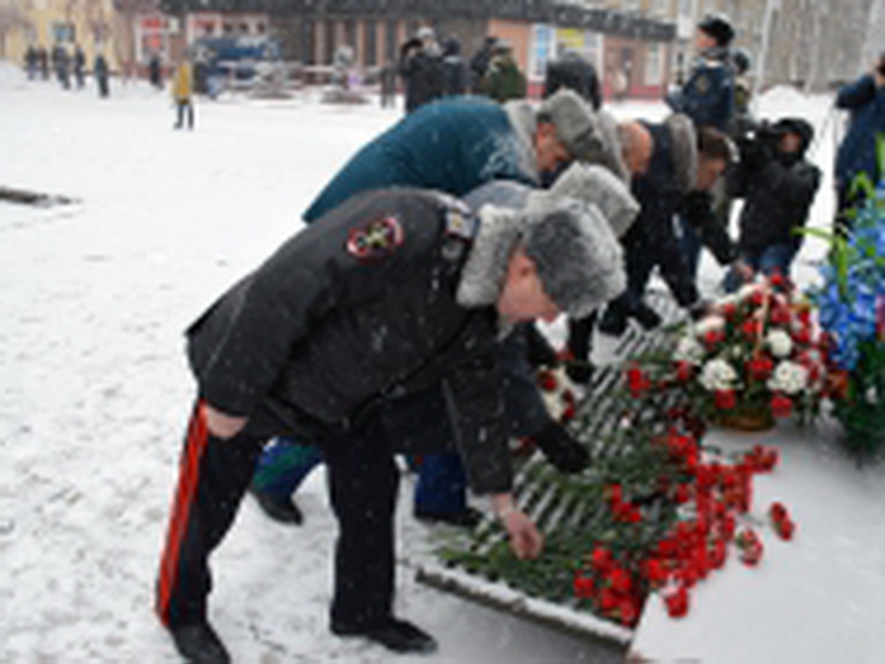 В Кемерово полицейские почтили память воинов-кузбассовцев