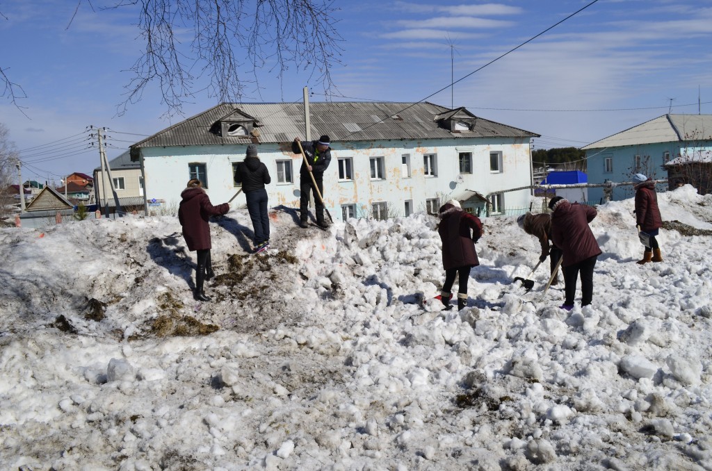 Более 24 тыс. кузбассовцев перед паводком вышли на коллективную уборку улиц и дворов от снега