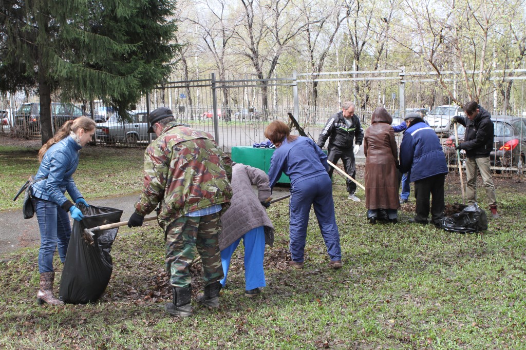 Сотрудники областного природоохранного блока привели в порядок Сквер влюбленных в Кемерове