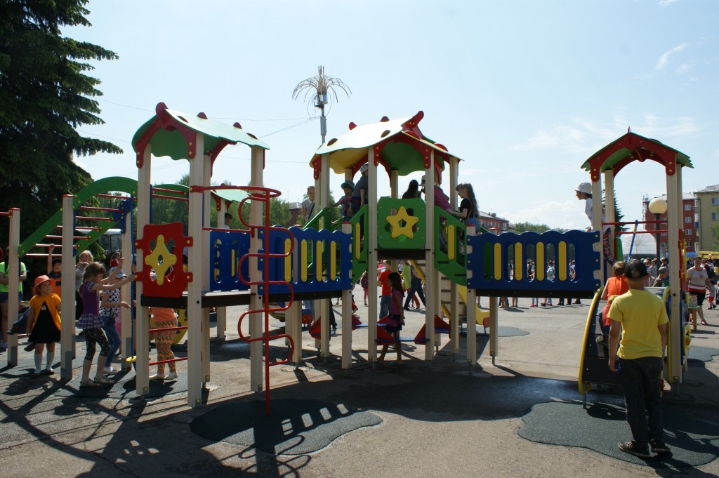 Новый игровой комплекс для детей установлен на главной площади Осинников