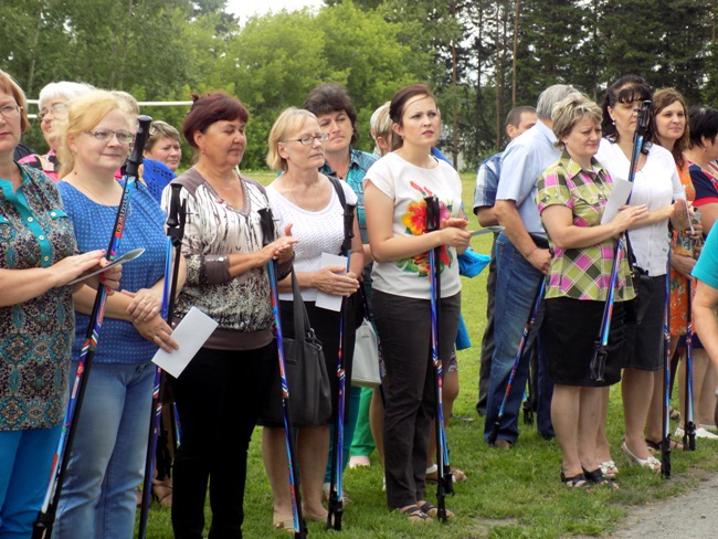 100 жителей Яшкинского района получили «скандинавки» по губернаторской акции