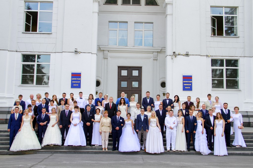 Аман Тулеев поздравил молодоженов и супругов-юбиляров с Днем семьи любви и верности