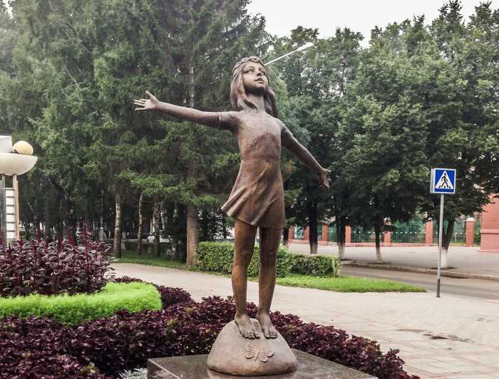 В центре Кемерова установлена скульптура «Радужное детство»