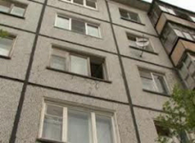 В Прокопьевске из окна квартиры третьего этажа выпала женщина