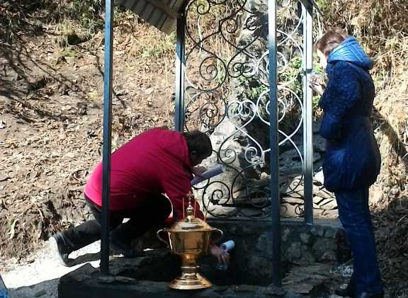 В Таштаголе обустроен родник, образовавшийся прямо в центре города