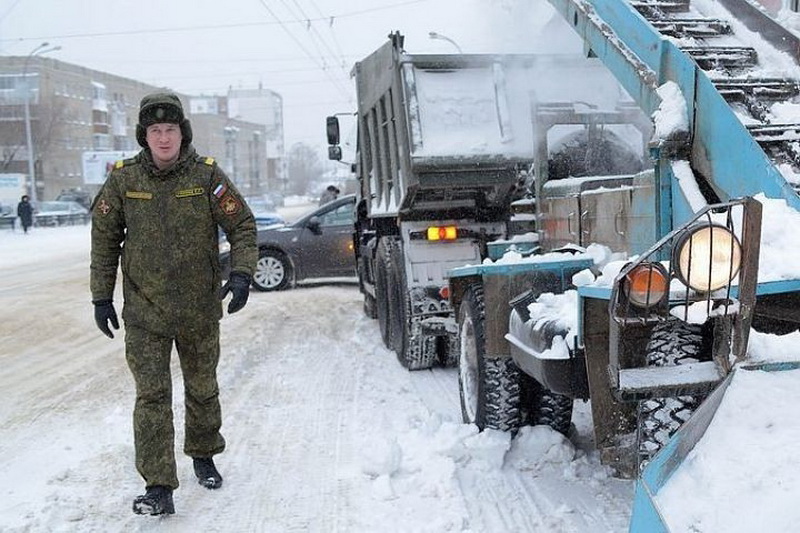 Последствия сильнейшего снегопада в Кемерово помогают ликвидировать военные