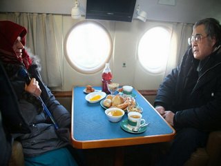 Губернатор Аман Тулеев проводил Агафью Лыкову домой, на заимку, после выписки из больницы