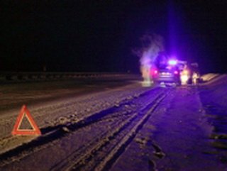 В Кемеровской области полицейские помогли семье, замерзавшей на трассе