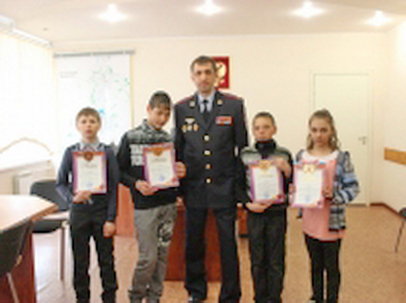 В Березовском полицейские наградили детей, оказавших им помощь в задержании грабителя
