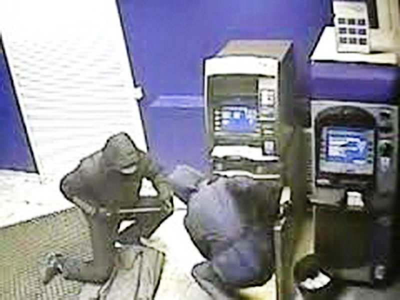 В Киселевске будут судить двух местных жителей по обвинению в краже денег из банкомата