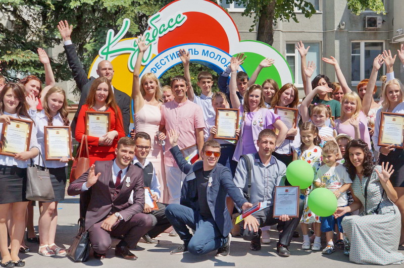 Памятная стела «Фестивальная ромашка» открыта на площади Советов в Кемерово 