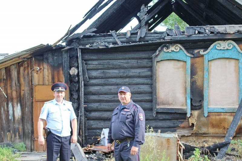 Сотрудники полиции Чебулинского района спасли двух человек из горящего дома