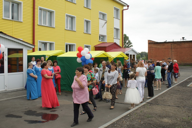 18 семей бюджетников заселили новый трехэтажный дом в Чебулинском районе