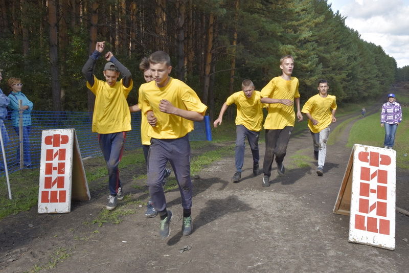 Школьники Юрги преодолели дистанцию с препятствиями в ходе военно-спортивной игры «Виктория»