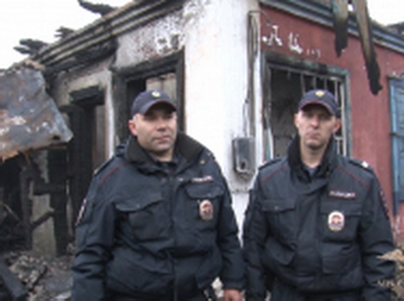 В Прокопьевске полицейские спасли людей на пожаре