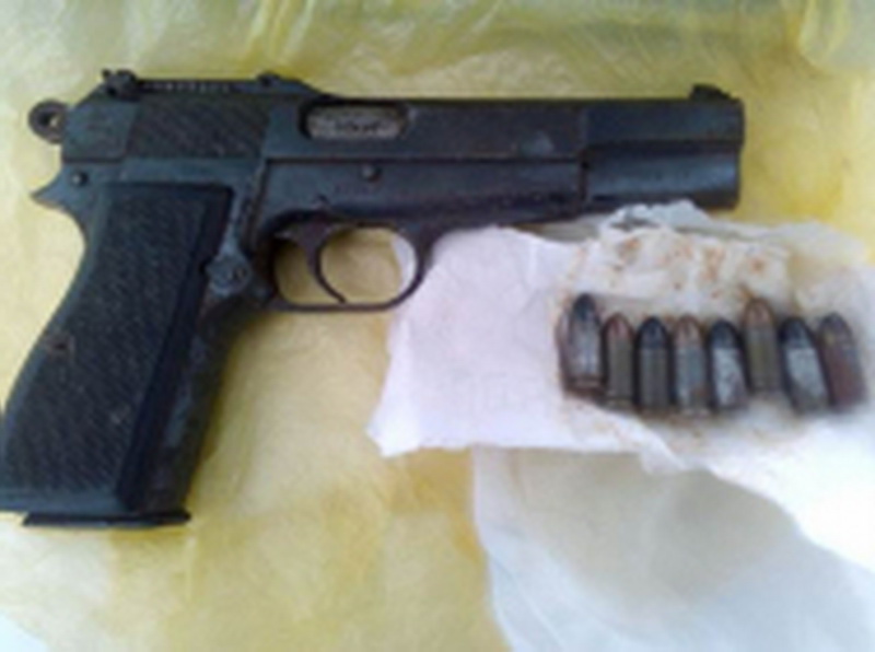 В Анжеро-Судженске пенсионер сдал в полицию боевой пистолет с патронами