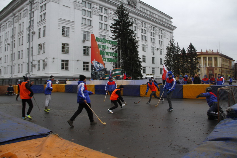 Студенты Кузбасса сыграли в русский хоккей в кроссовках