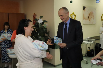 Женщины Кузбасса, у которых родились дети в Рождество, принимают поздравления