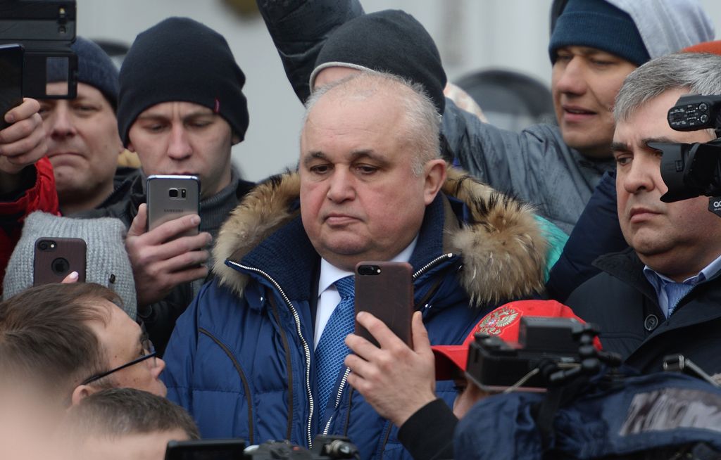 Кемеровский вице-губернатор на коленях попросил прощения за трагедию в ТЦ