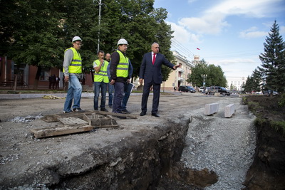 Сергей Цивилев осмотрел ход ремонта магистрали в центре Кемерово