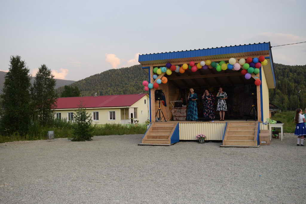 Крытая сцена установлена в поселке Теба города Междуреченска в рамках празднования знаменательных дат