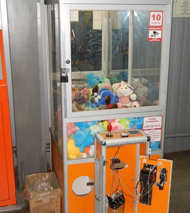 В Прокопьевске грабитель разбил автомат с игрушками ради выручки