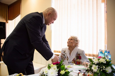Сергей Цивилев поздравил Анну Фроловну Тарасову со 100-летним юбилеем