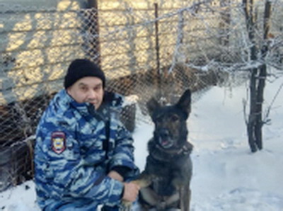 В Ленинске-Кузнецком женщина поблагодарила полицейского кинолога, нашедшего ее пропавшего родственника