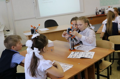 Учащиеся Вишневской основной школы Беловского района занимаются робототехникой