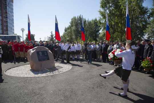Памятный камень Герою России подполковнику Дмитрию Медведеву открыли в Кемерове Памятный камень Герою России подполковнику Дмитрию Медведеву открыли в Кемерове