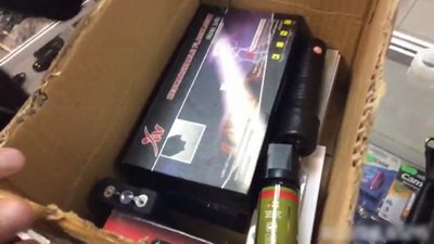 В Кемерово полицейские изъяли из торговой точки электрошокеры и газовые баллончики