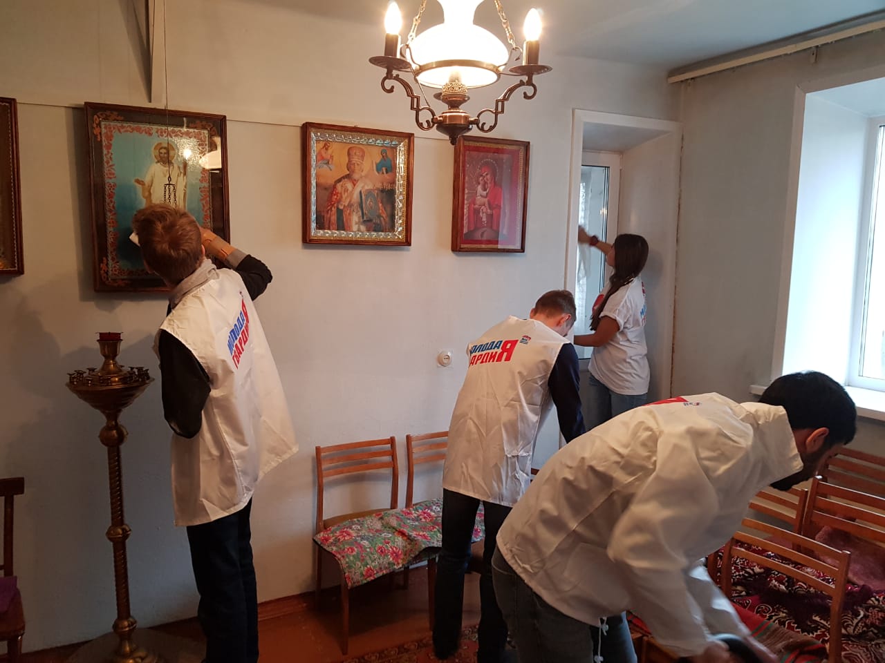 Молодогвардейцы города Прокопьевска в честь дня «Бабушек и дедушек» посетили Дом ветеранов