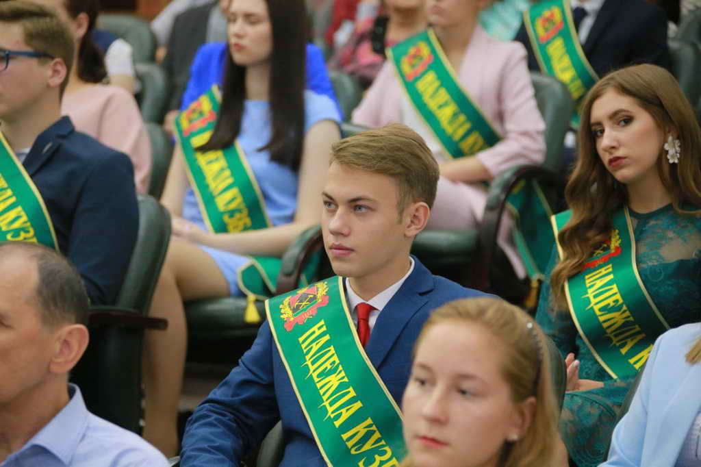 Сергей Цивилев вручил награды лучшим школьникам, выпускникам и их родителям