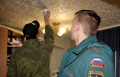 В домах многодетных семей продолжают установку пожарных извещателей 