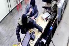 В Белово сотрудники ППС по горячим следам задержали подозреваемых в ограблении магазина