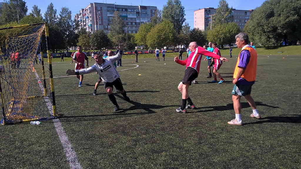 В Прокопьевске на стадионе СРЦ «Солнечный» прошелчетырнадцатый тур Традиционного летнего городского турнира по мини-футболу