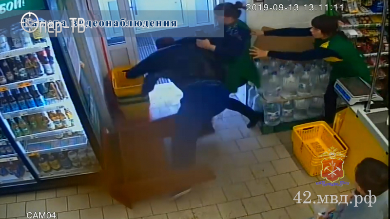 В Белове магазинный грабитель устроил потасовку при попытке скрыться с похищенным алкоголем
