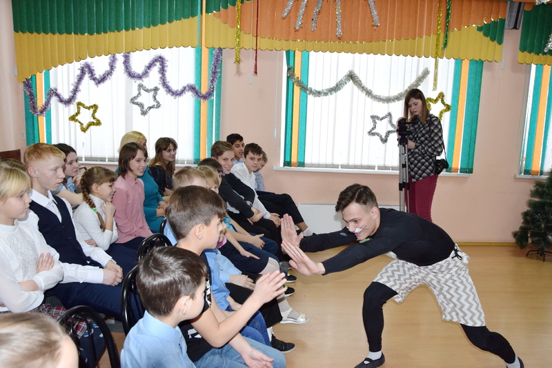Воспитанники гурьевского детского дома получили спортинвентарь и форму 
