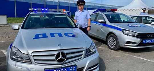 Сотрудники ГИБДД приняли участие в выставке автомототехники на Кузбасском автодроме