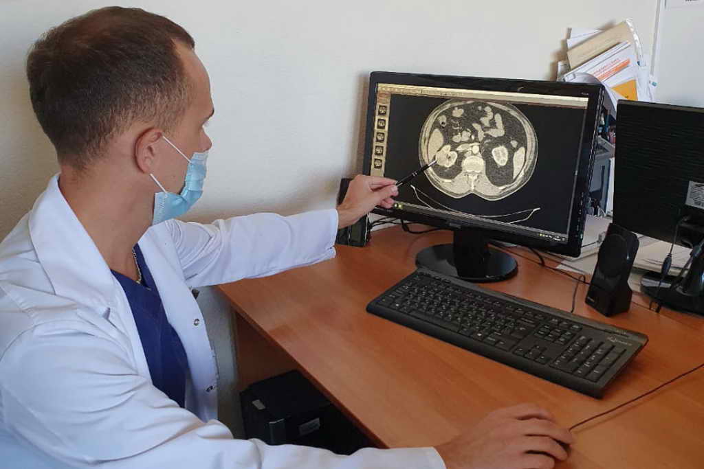 Хирурги двух отделений Кузбасской клинической больницы им. С.В. Беляева провели совместную операцию, чтобы избавить пациента от опухоли почки и от метастаза в печени