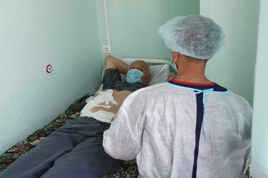 Хирурги двух отделений Кузбасской клинической больницы им. С.В. Беляева провели совместную операцию, чтобы избавить пациента от опухоли почки и от метастаза в печени