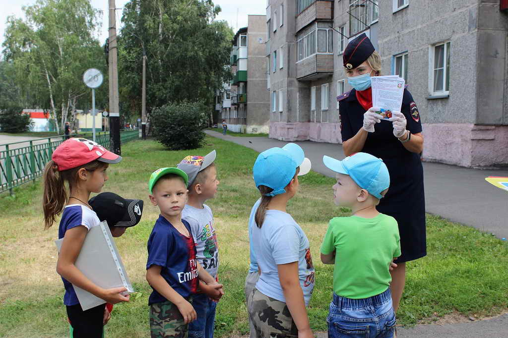 В Новокузнецком районе инспекторы ГИБДД провели с дошкольниками занятие по дорожной грамоте