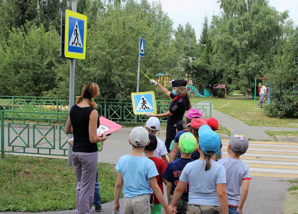 В Новокузнецком районе инспекторы ГИБДД провели с дошкольниками занятие по дорожной грамоте