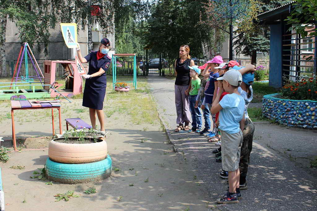 В Новокузнецком районе инспекторы ГИБДД провели с дошкольниками занятие по дорожной грамоте