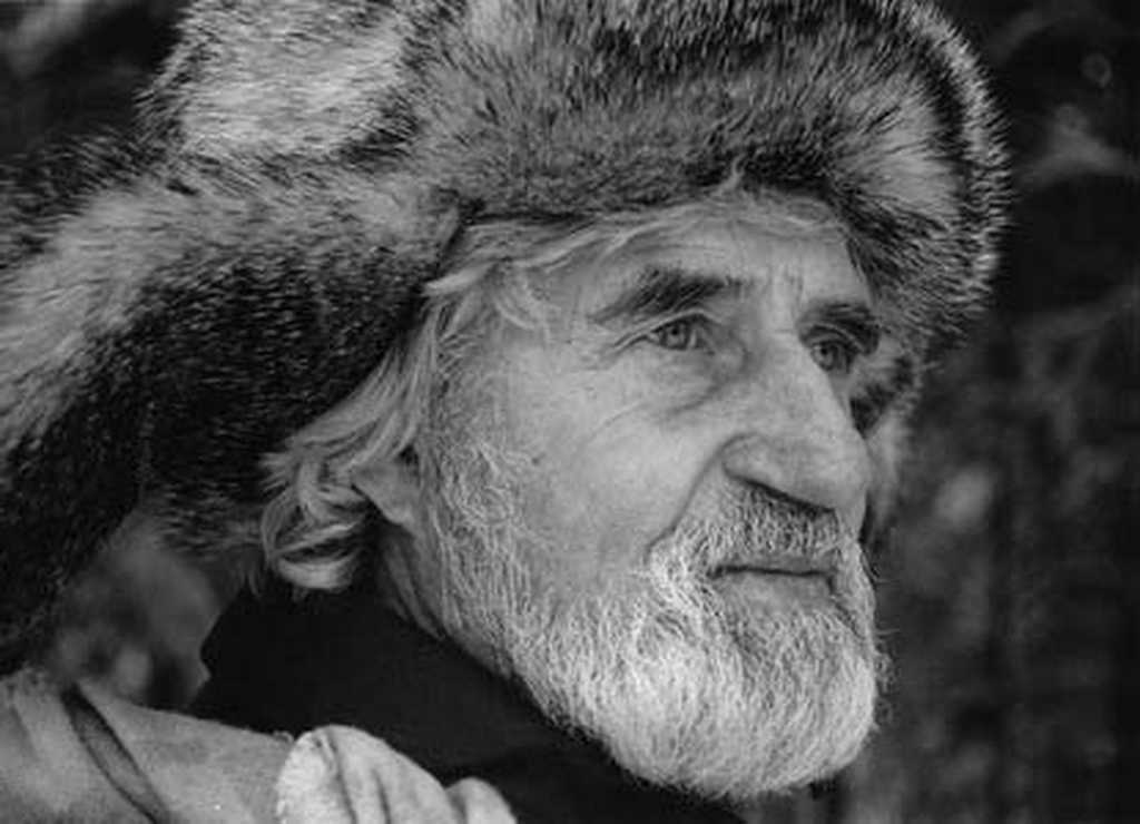 Мемориальная доска в честь поэта Леонида Гержидовича