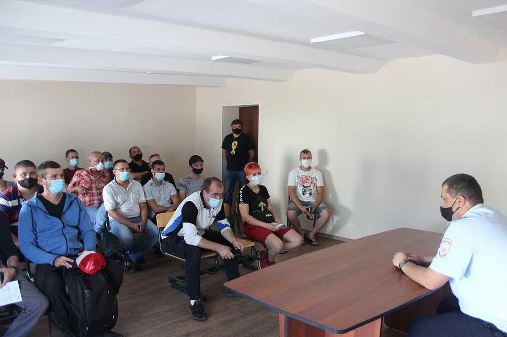 В Новокузнецке инспекторы ГИБДД провели рабочую встречу с водителями такси