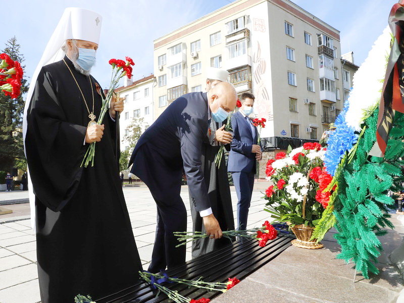 Сергей Цивилев возложил цветы к памятнику героям-кузбассовцам 